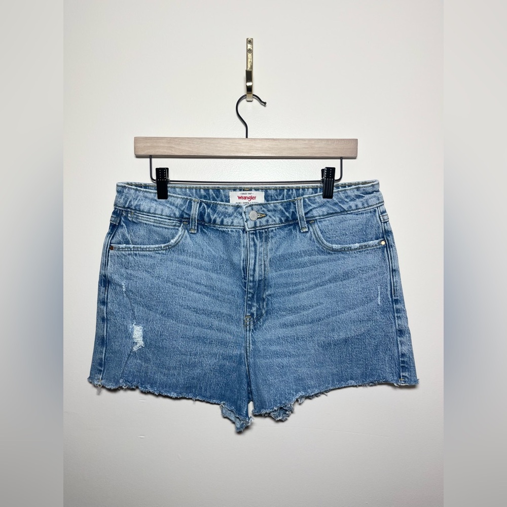 WRANGLER High Rise Vintage 3” Denim Jean‎ Women’s  Raw Hem Shorts | 12 / 31